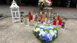 Trauer nach Attacke an Paderborner Kiosk: Freunde und Bekannte haben Blumen und Kerzen niedergelegt.