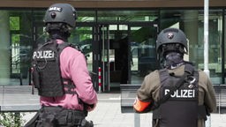 Zwei Polizisten vor dem Berufskolleg