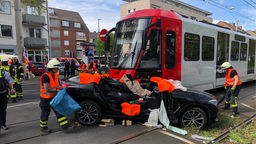 Unfallort in Köln, der PKW wurde von der Stadtbahn stark beschädigt